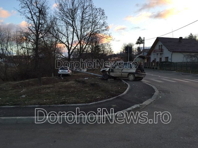 ACCIDENT la Dorohoi! Două mașini distruse și un stâlp dărâmat