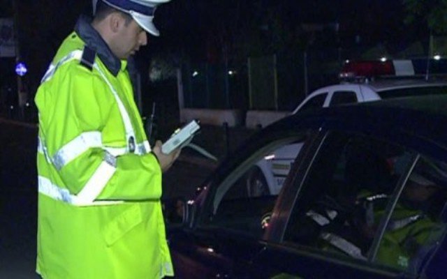 Tânăr din Dorohoi depistat de poliţişti la volanul maşinii beat şi fără permis de conducere