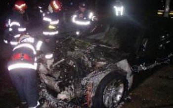 BMW distrus de flăcări în …