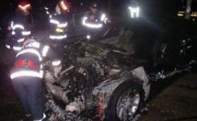 BMW distrus de flăcări în noaptea dintre ani