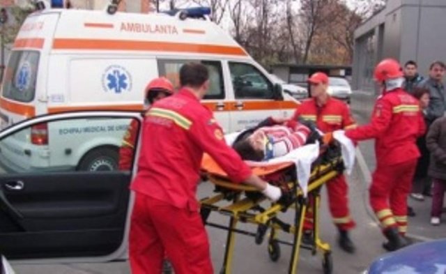 Minoră accidentată grav în timp ce traversa în fugă şi prin loc nepermis