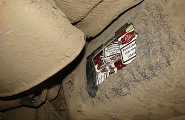 Țigări ascunse în rezervorul mașini unui botoșănean, găsite de polițiștii din Siret