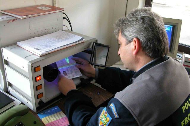 Permis fals depistat la controlul de frontieră a poliţiştilor 