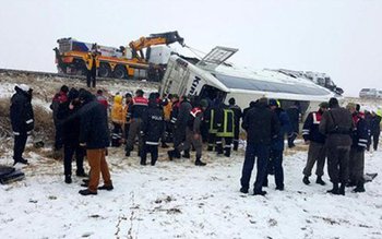 Autocar, răsturnat din cauza zăpezii. …