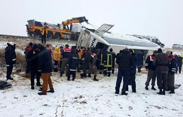 Autocar, răsturnat din cauza zăpezii. Cel puțin 9 morți, 30 de răniți