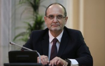 Elevii se întorc la şcoală. …