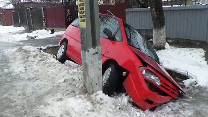 ACCIDENT! Poleiul de pe șosele face noi victime. Şase persoane, printre care şi o gravidă, au ajuns la spital -  VIDEO