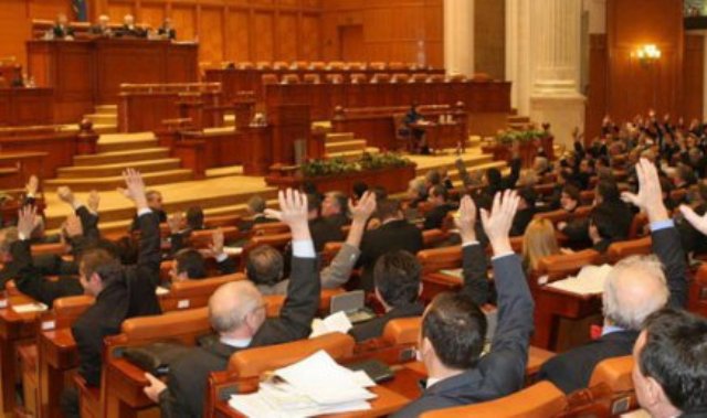 Avalanşă de proiecte în Parlament. Ce venituri ar putea creşte şi cu cât s-ar majora alocaţia pentru copii	