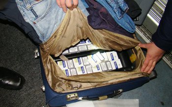 Ţigări de contrabandă ascunse în …
