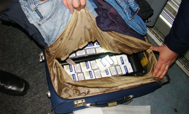 Ţigări de contrabandă ascunse în bagaje şi în bordul unui autovehicul