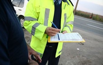 Două litere scrise greşit au …