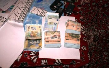 Ţigări, alcool şi importante sume …