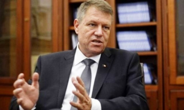 Președintele Iohannis cere reexaminarea legii prin care aleşii condamnaţi la o pedeapsă cu executare îşi pierd mandatul