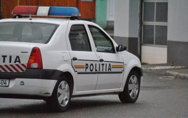 Maşină spartă de hoţi în parcarea unui supermarket din Suceava