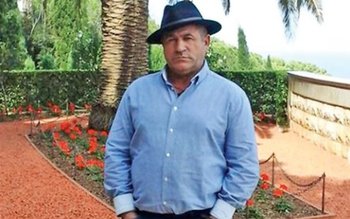 Nea Raţă dă din casă. …