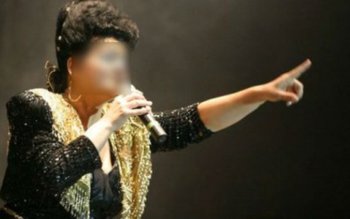 Cântăreaţă extrem de cunoscută, ridicată …