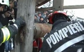 Bărbat salvat dintr-o fântână de …