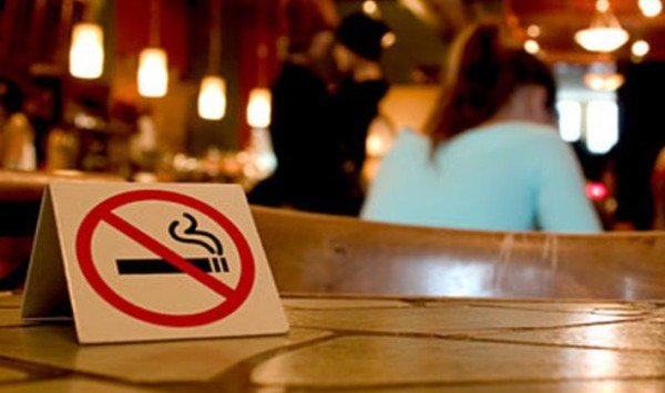 Fumatul, interzis în spaţiile publice din 16 martie. Legea antifumat, publicată în Monitorul Oficial