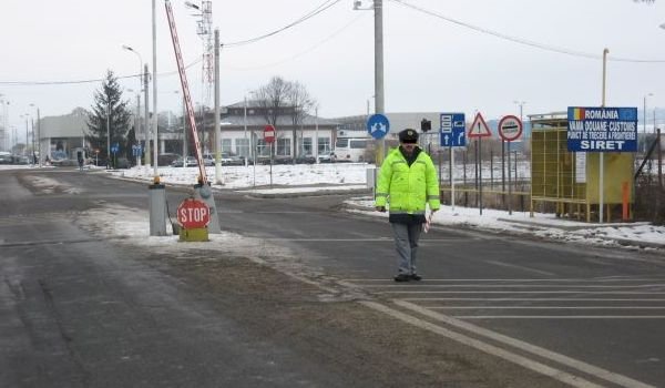 Un fost poliţist de frontieră şi un vameş de la Siret, acuzaţi că luau şpagă pentru a facilita contrabanda