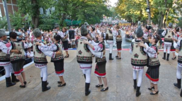 Ansamblul folcloric „Balada” participă astăzi, împreună cu Orchestra Populară  „Rapsozii Botoșanilor” la filmări în studiourile Televiziunii Române