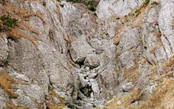 O stâncă dizlocată din munte …