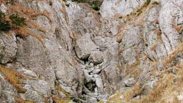 O stâncă dizlocată din munte a făcut prăpăd în Dâmbovița