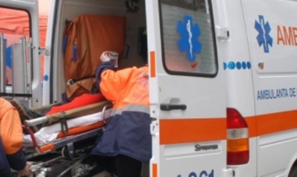 O tânără a ajuns la spital după ce taxiul cu care circulau a fost lovit de un alt autoturism