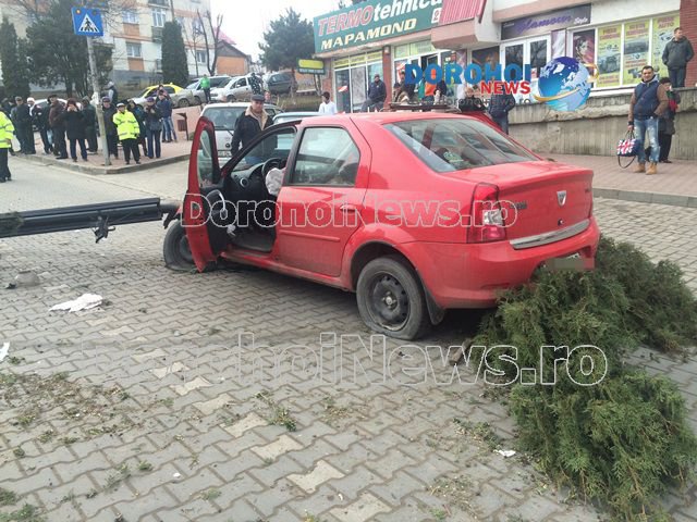 Accident rutier grav! Un bărbat din Dorohoi a făcut infarct la volan şi a dărâmat un stâlp