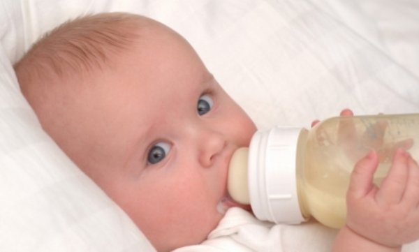 Noi reguli pentru laptele praf al bebeluşilor. Vor avea un alt conţinut şi nu vor putea fi vândute la preţ redus