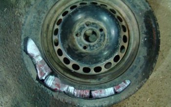 Ţigarete ascunse în portiere, roata …