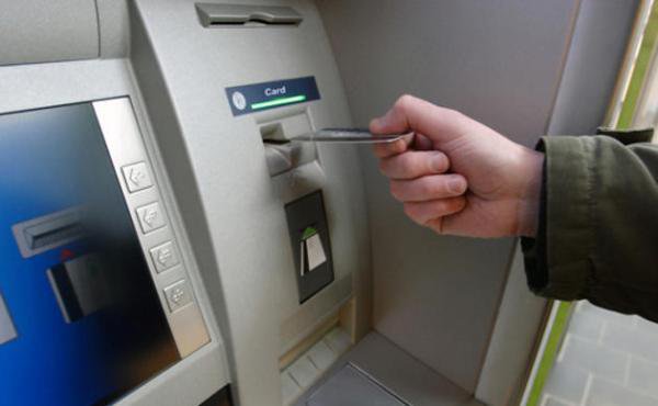 Atacuri la bancomate. 40 de străini care falsificau carduri, prinşi de poliţişti