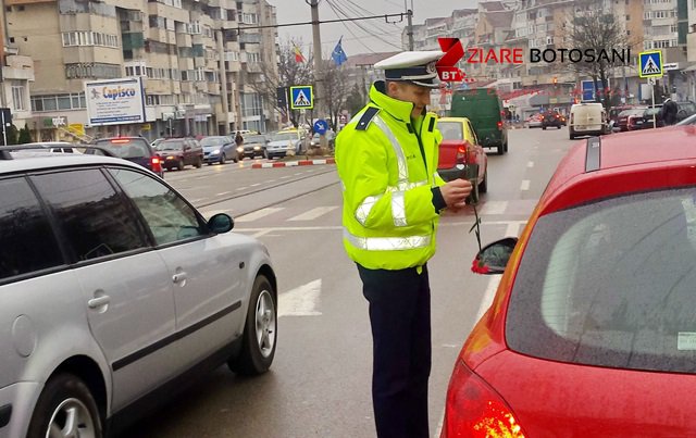 Surprize în trafic! Flori oferite șoferițelor de către polițiștii botoșăneni - FOTO