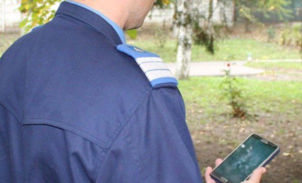 Jandarmii i-au restituit telefonul după ce fostul iubit i l-a luat pentru a-i citi mesajele