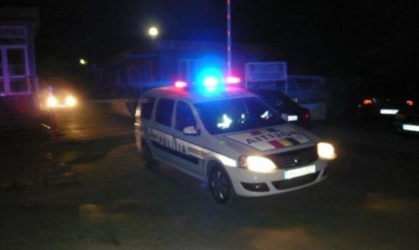 Șofer începător, s-a urcat băut la volan și a intrat cu mașina într-un cap de pod