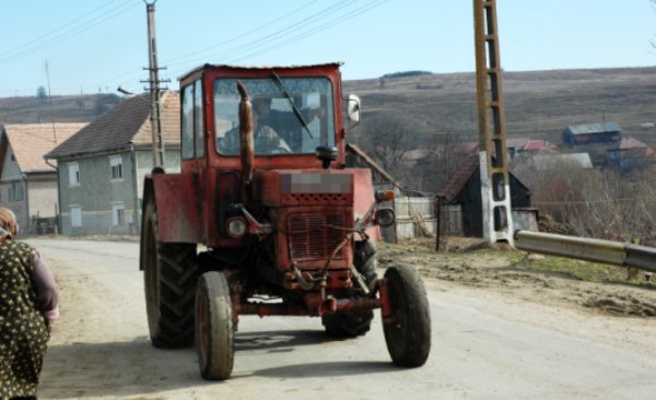 Băut și fără permis a făcut accident cu tractorul