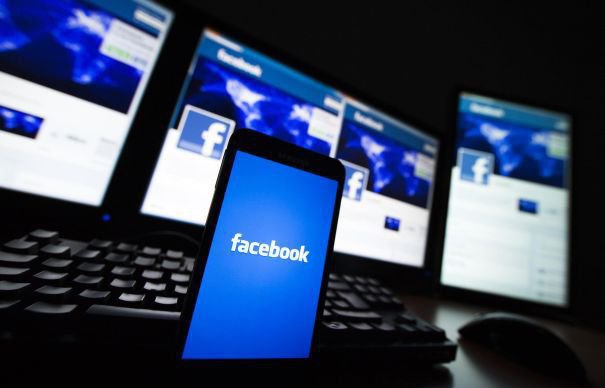 Dacă faci acest lucru pe Facebook, s-ar putea să te trezeşti cu poliţia la uşă