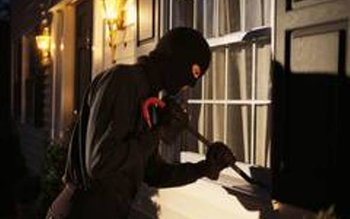 Tânăr prins în timp încerca …