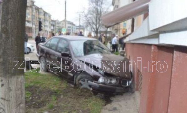 Accident „spectaculos” la Botoșani. Șoferul unui BMW a intrat cu maşina în clădirea DJDP