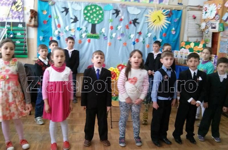 Serbarea școlarilor din clasa I de la Școala Gimnazială „Ioan Murariu” Cristinești „Gânduri pentru mama” - FOTO