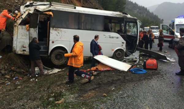 Doi români morţi şi alţi 14 răniţi într-un accident de microbuz în Turcia