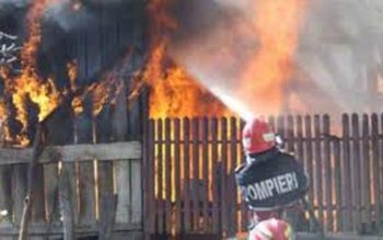 Locuinţă distrusă parţial într-un incendiu, …