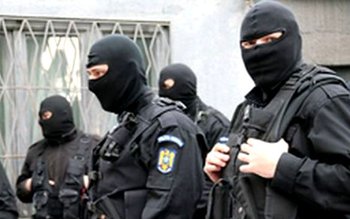 Percheziții la două persoane suspectate …