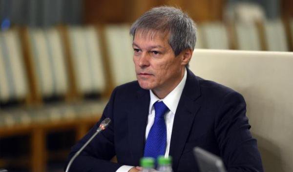 Dacian Cioloş, criticat de aleşi pentru schimbarea prefecţilor: V-aţi ratat menirea din start!