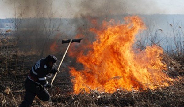 Femeie rănită în timp ce încerca să stingă un foc scăpat de sub control