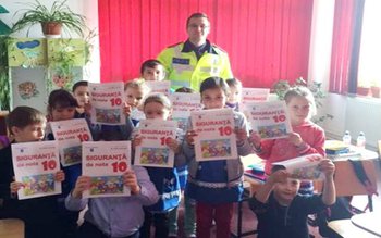 Poliţiştii botoşăneni alături de copii, …