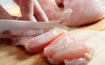 Carnea cu hormoni ne face …