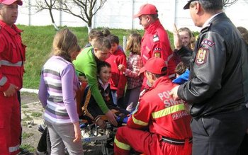 Pompierii botoşăneni, alături de copii …