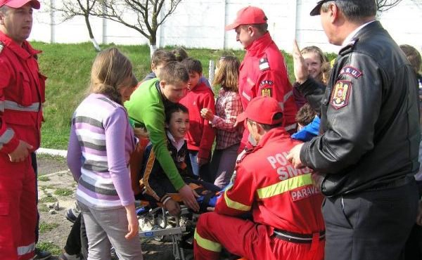 Pompierii botoşăneni, alături de copii cu sindrom down