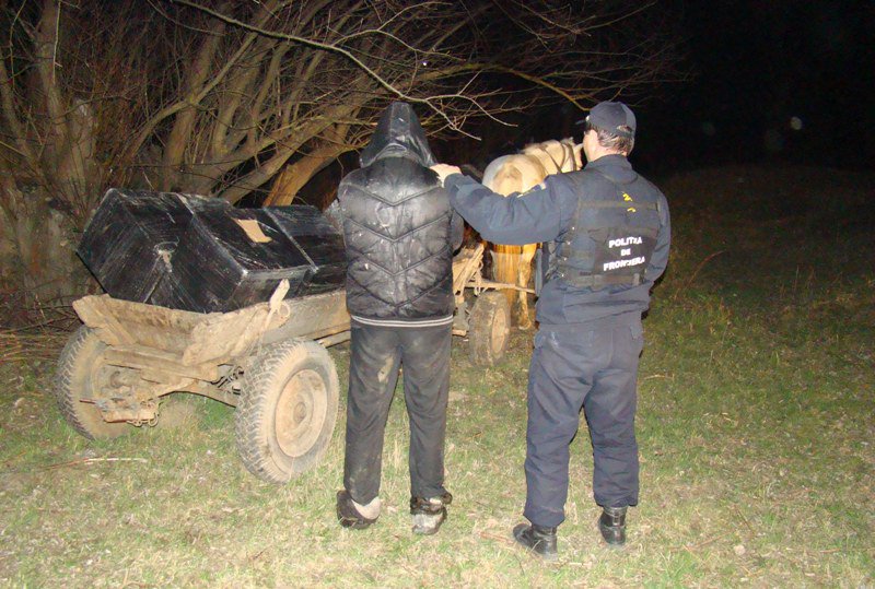 Cetăţean român prins cu ţigări de peste 56.000 lei în căruţă - FOTO