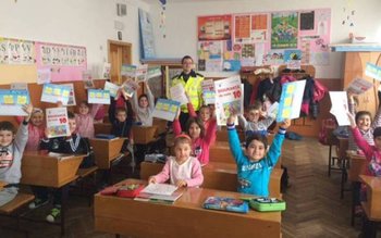 Poliţiştii botoşăneni alături de copii, …